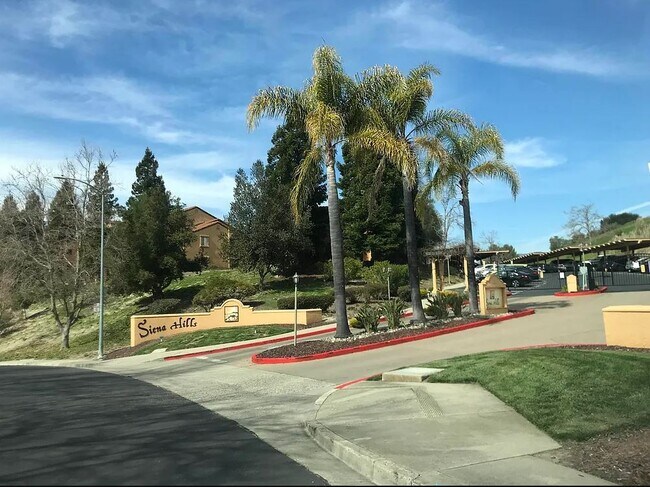 Foto del edificio - 805 Watson Canyon Ct