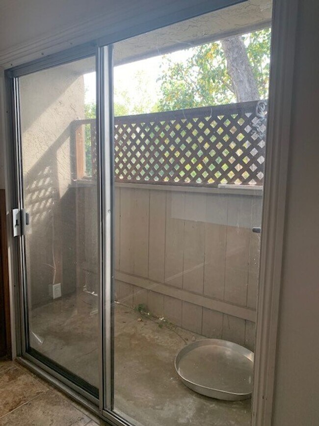 Foto del edificio - 1bd/1ba Lower, corner unit. Steps from BBQ area and laundry facilities.  Water/Sewer/Trash included!