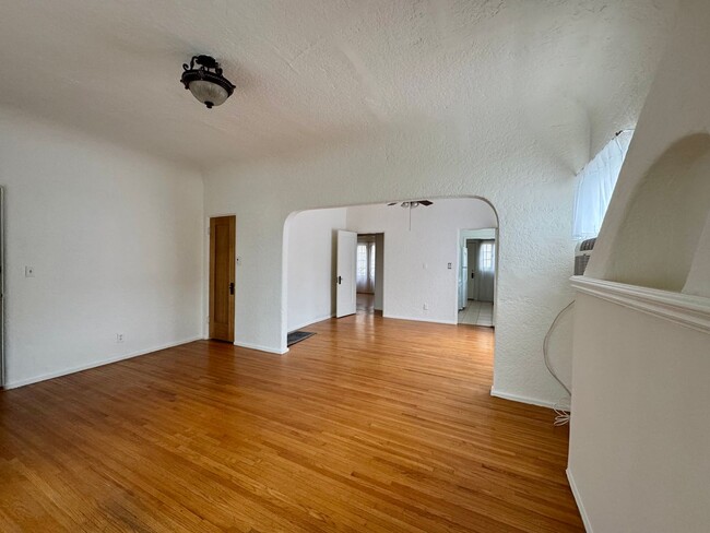 Building Photo - Spanish charm Large and bright hardwood fl...