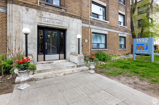 Entrée - 1592 Bathurst Street