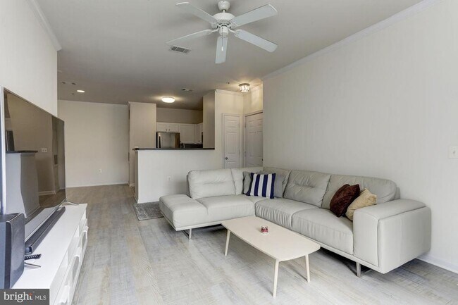 Foto del edificio - 5105 Travis Edward Way