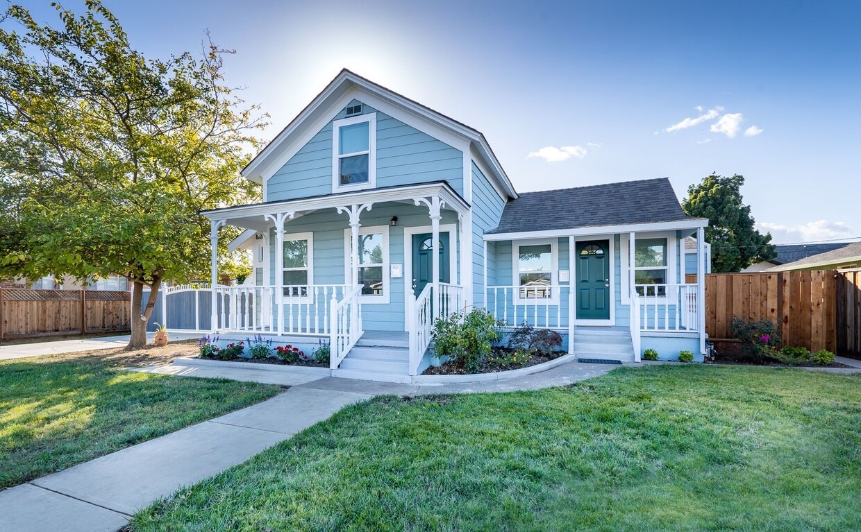 Primary Photo - Upgraded 2 bedroom with yard! Lovely Amenties