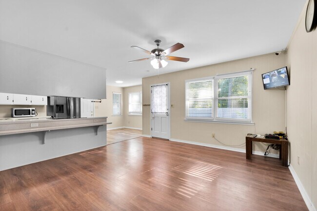 Building Photo - 7710 Charter Oaks Dr