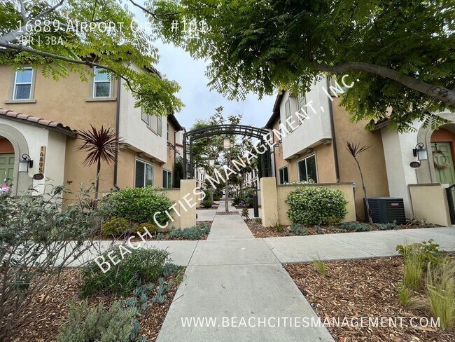 Building Photo - Immaculate 3 Bedroom 2 Bath Townhome in Hu...