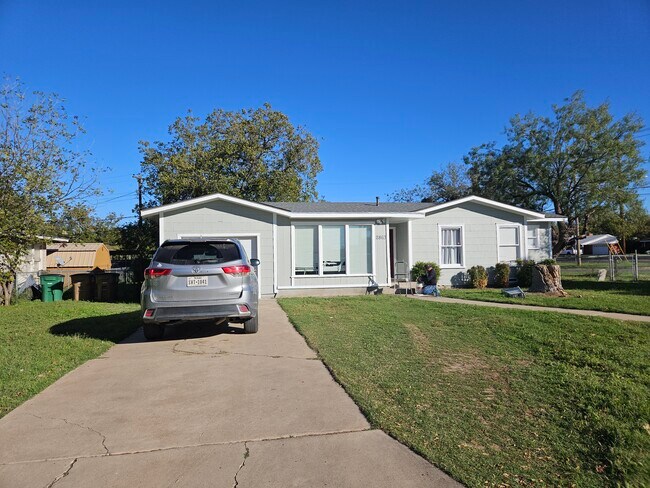 Huge corner lot 3 bedroom with den or 4th bedroom - 2863 Colorado Ave