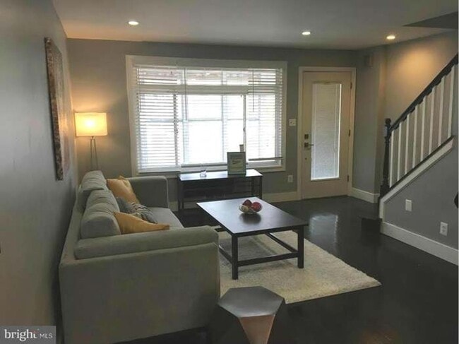 Spacious Townhome with Off Street Parking - Spacious Townhome with Off Street Parking