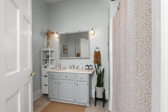 Building Photo - 2 bedroom in Chicago IL 60614