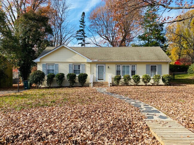 Foto del edificio - Beautifully Updated 3bdrm/2bth Ranch Style...