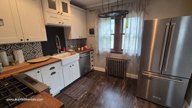 Building Photo - Beautiful 3bed 1 bath Duplex in Minneapoli...