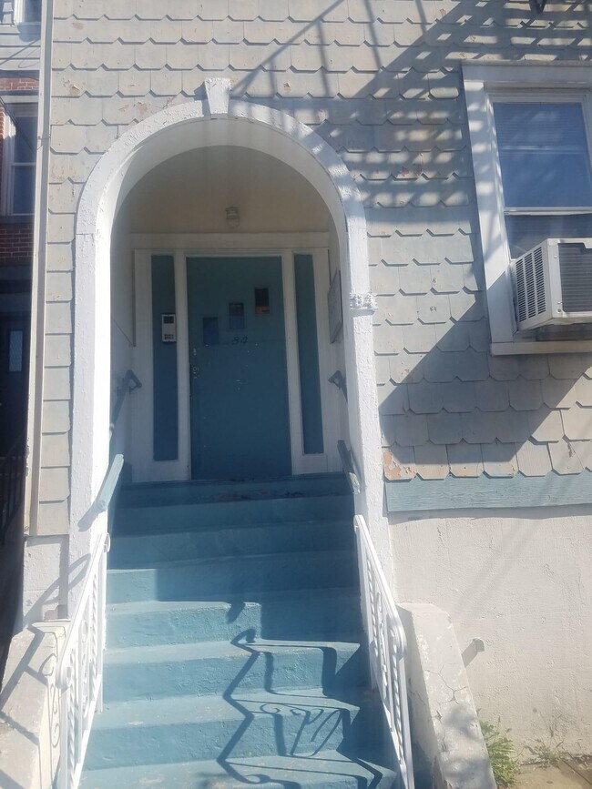 Building Photo - 84 Irving St