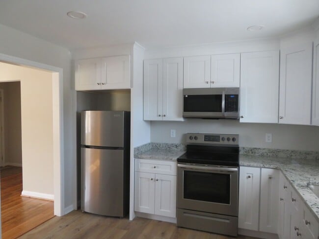 Building Photo - Colonial Heights