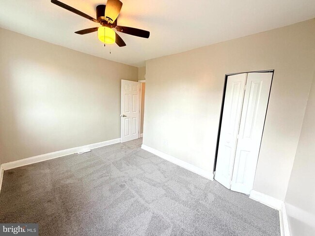 Foto del edificio - 2401 Baker St