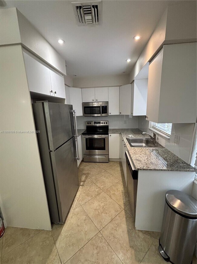 Foto del edificio - 1061 NE 34th St