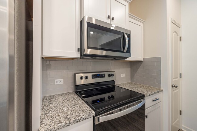 Foto del edificio - One year new townhome minutes from shoppin...