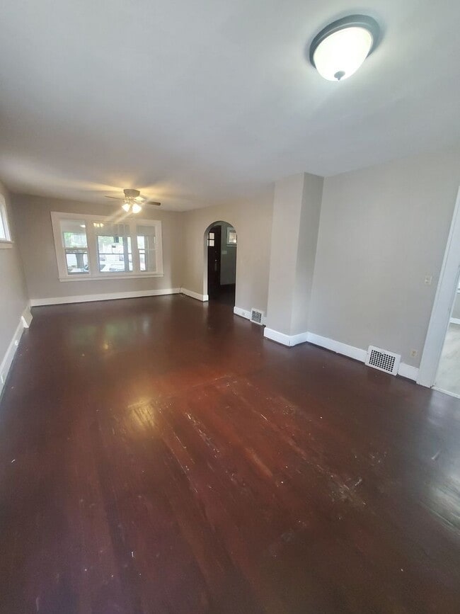 Building Photo - 3 Bedroom Single Family