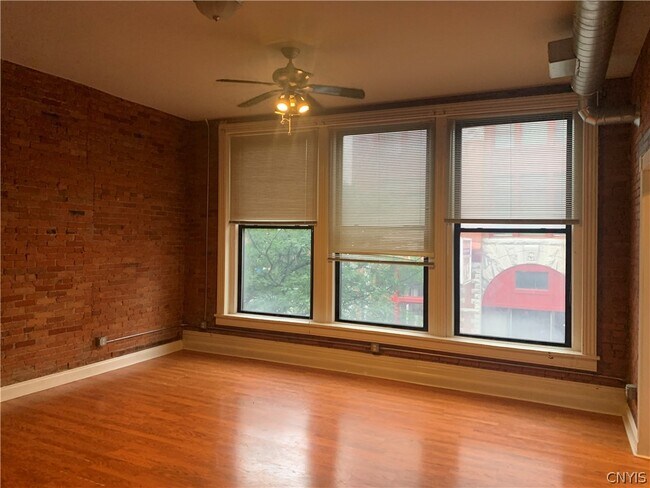 Building Photo - 317 S Clinton St