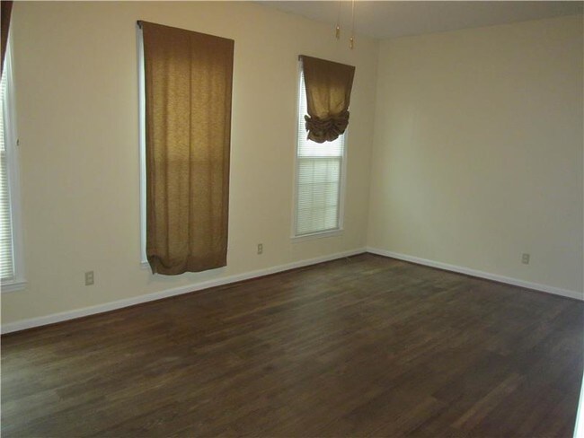 Building Photo - 418 E Hall St