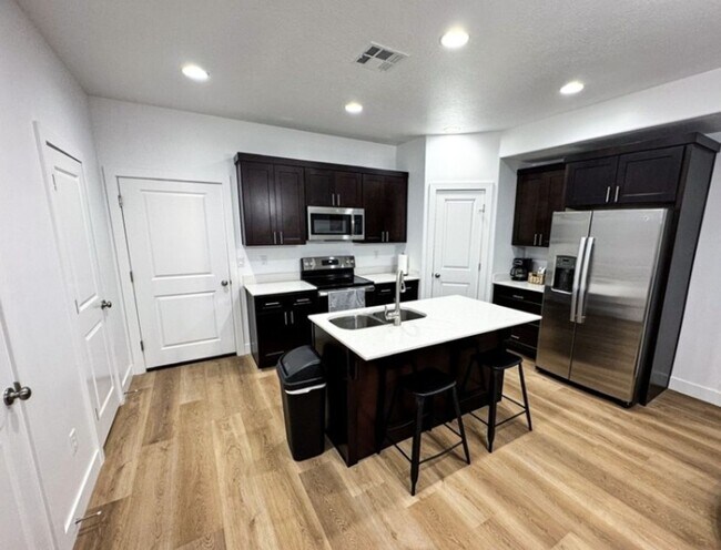 Foto del edificio - End Unit! 3 Bedroom House for Rent