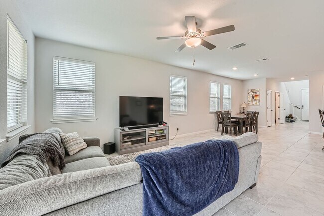 Building Photo - Huge 4-Bedroom Home in Morningstar Neighborhood