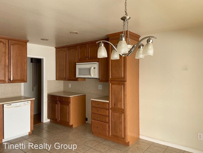 Building Photo - 10986 Livingston Cressey Rd