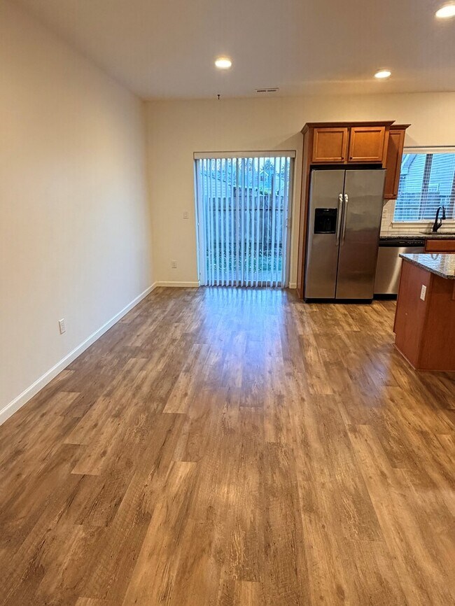 Foto del edificio - Beautiful Home w/Gas Fireplace, Plank Flooring, Fenced Yard, Garage, W/D & MORE!