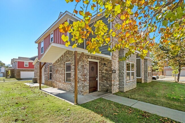 Building Photo - Santa Maria Ln Duplex