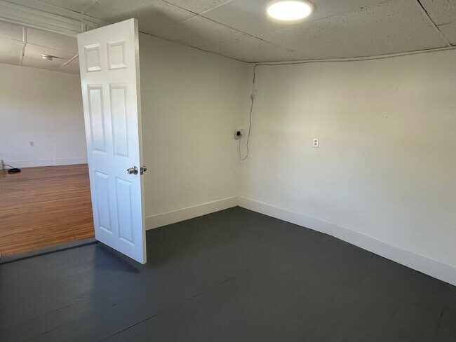 Foto del edificio - Two-bedroom 3rd floor updated apartment for rent -$1450 Pittsfield
