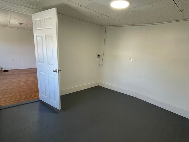 Building Photo - Two-bedroom 3rd floor updated apartment for rent -$1450 Pittsfield