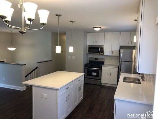 Building Photo - 330 E Tulip Dr