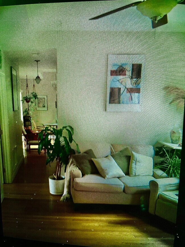 Sala de estar y pasillo que conduce a la cocina-comedor y a una amplia terraza. ¡Cocine y disfrute cómodamente en su terraza! - 19 Ackley Pl