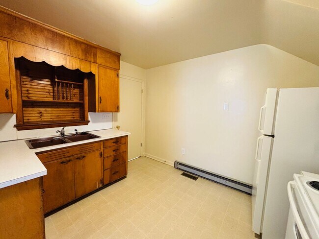 Building Photo - 2 Bedroom, 2 Bath Townhouse