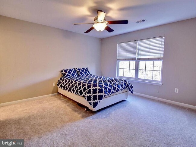 Big bedrooms! - 501 Constellation Square SE