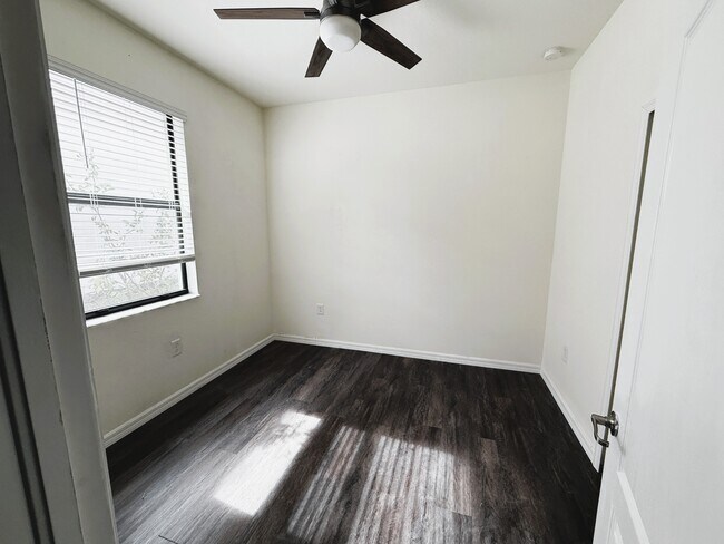 Foto del edificio - 9359 Foxglove Ln