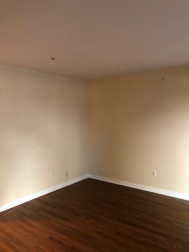 Building Photo - 1042 Iverson St