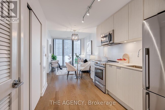 Building Photo - 25 Richmond St E