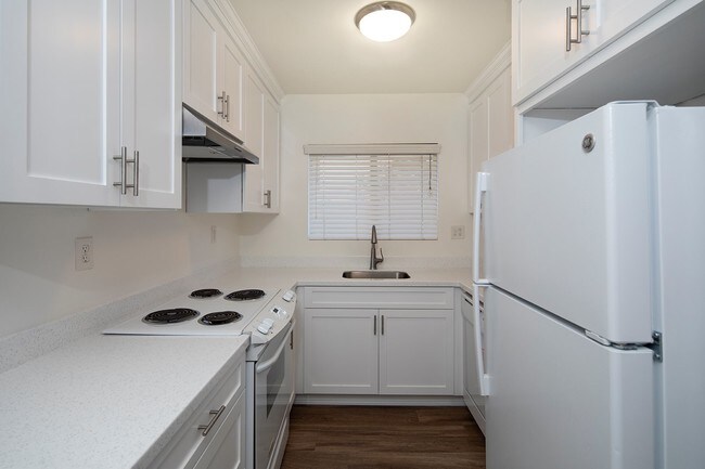 Foto del edificio - Beautiful & Spacious Top Floor Unit in Nor...