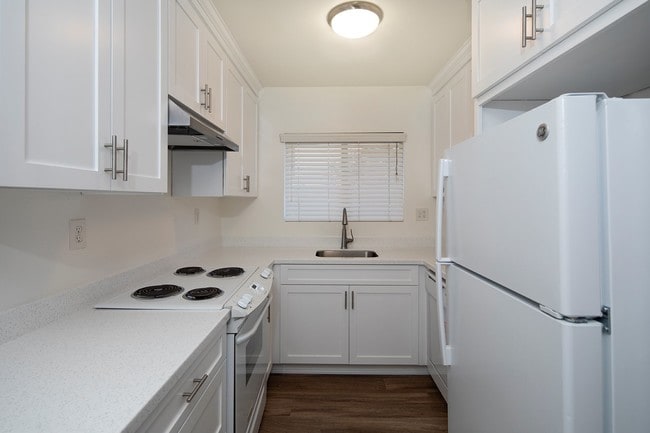 Building Photo - Beautiful & Spacious Top Floor Unit in Nor...