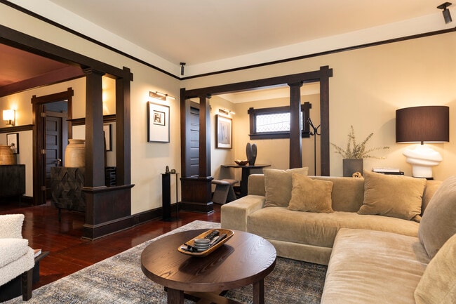Living room (facing foyer) - 911 W Howe St