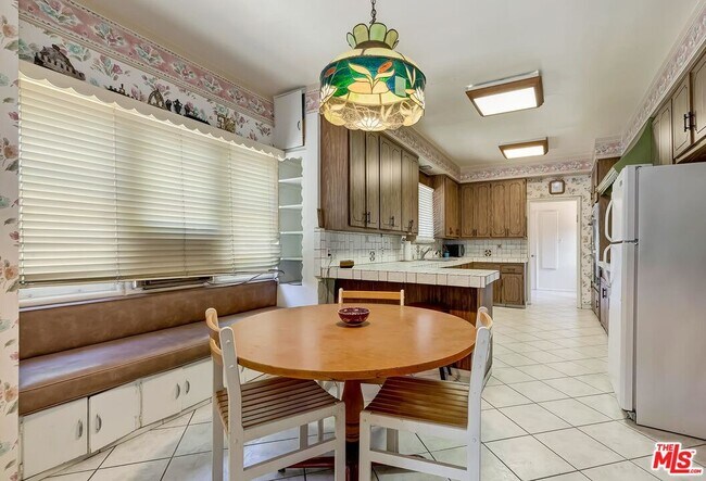 Building Photo - 9149 Cresta Dr