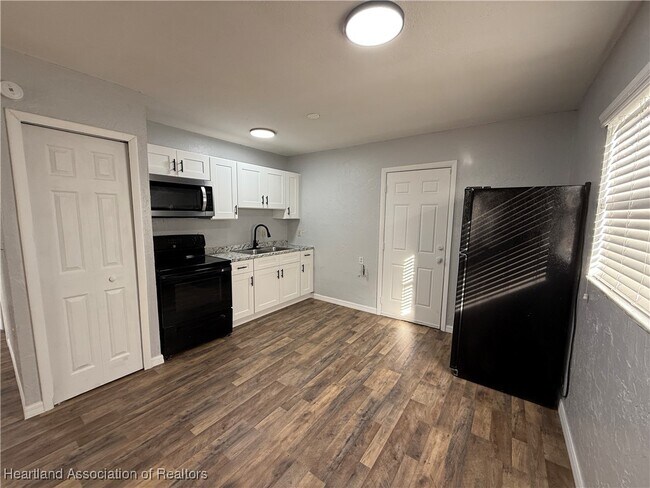 Building Photo - 523 Las Palmas Cir