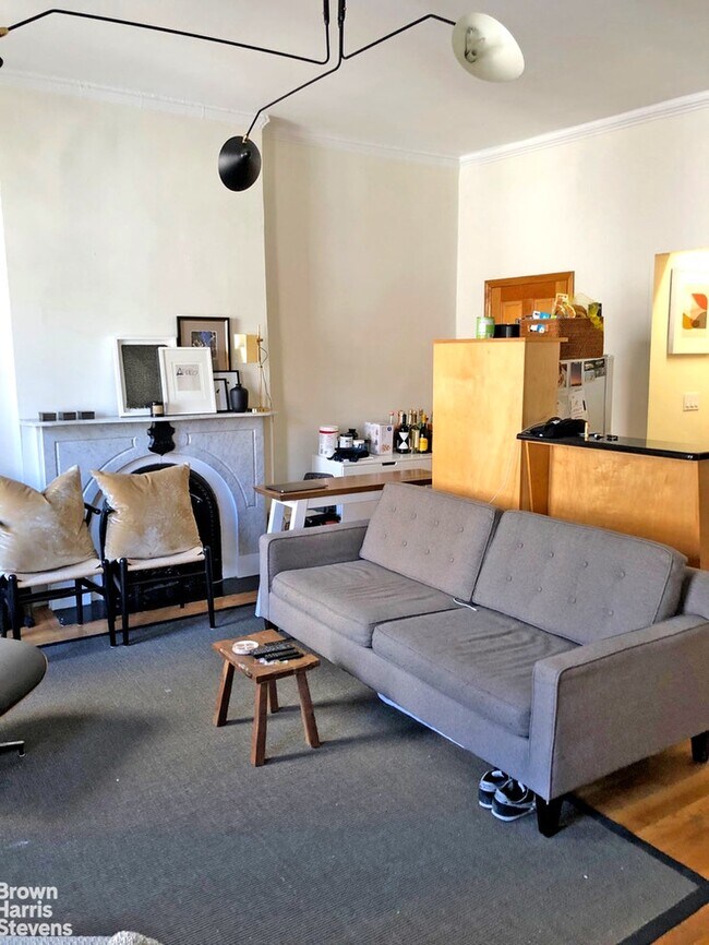 Building Photo - Upper Duplex on Beautiful Block