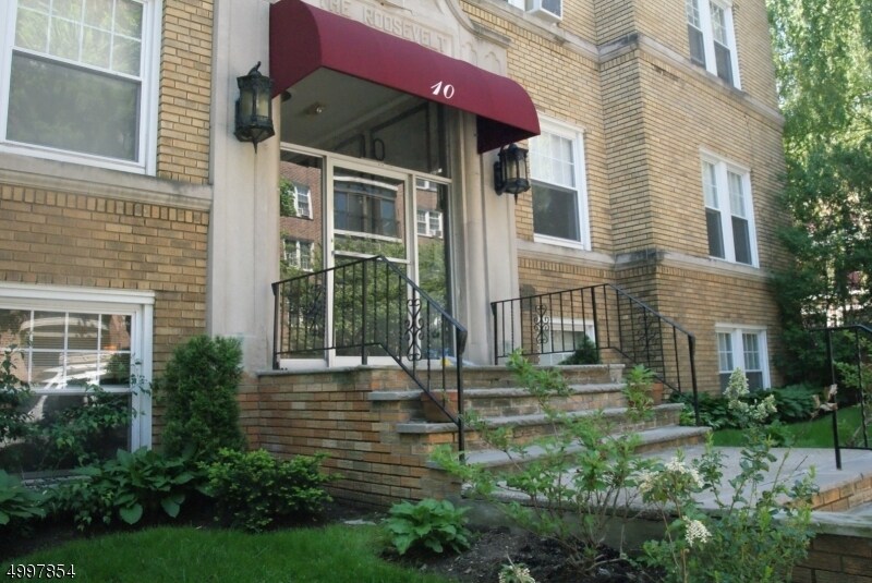 Primary Photo - 10 Roosevelt Pl