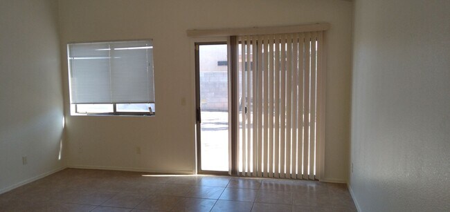 Foto del edificio - 3 bedroom, 2 bath with 2 car garage
