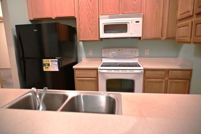 Foto del edificio - Spacious 3-Bedroom Ground-Floor Condo for rent in the Heart of Ankeny