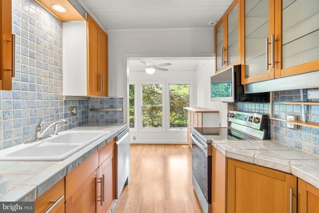 Building Photo - 11 E Rosemont Ave