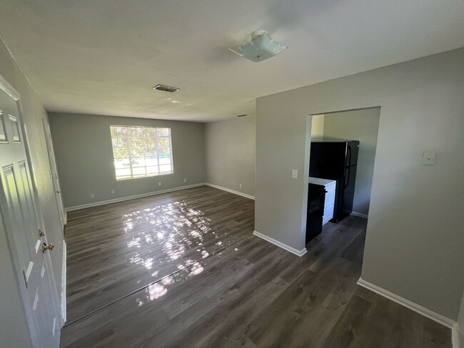 Building Photo - Recently Updated 3/1 889sq ft home. with u...