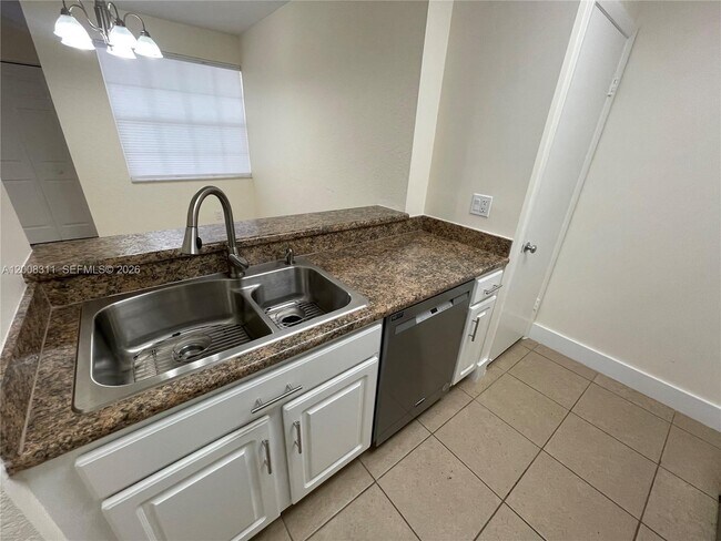 Building Photo - 2811 N Oakland Forest Dr