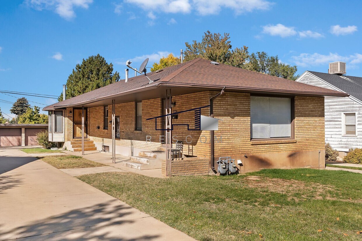 Primary Photo - Quincy Duplex
