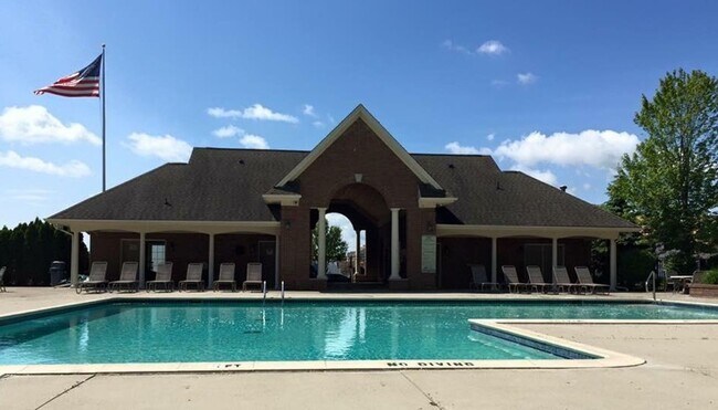 Building Photo - Beautiful Lower Unit, 2 bd, 2 bth Condo in...