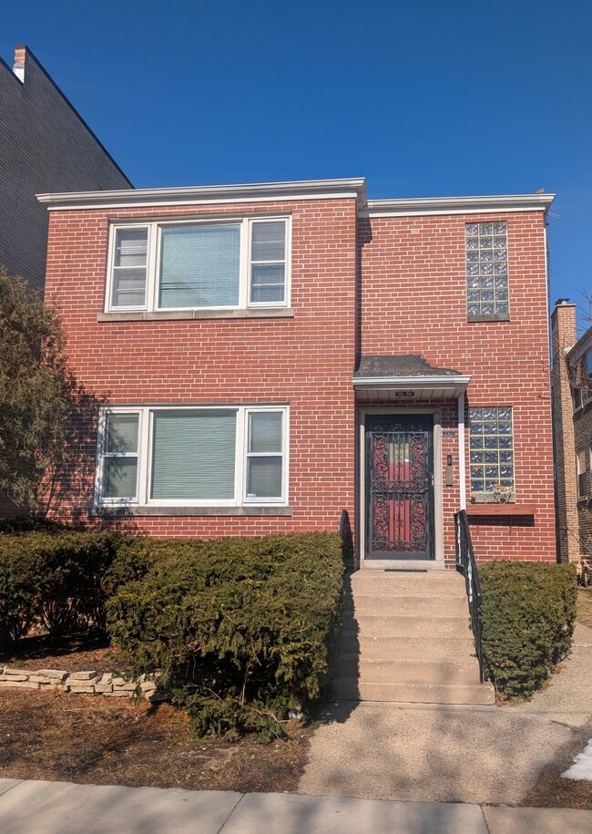 Building Photo - 2736 W Farragut Ave